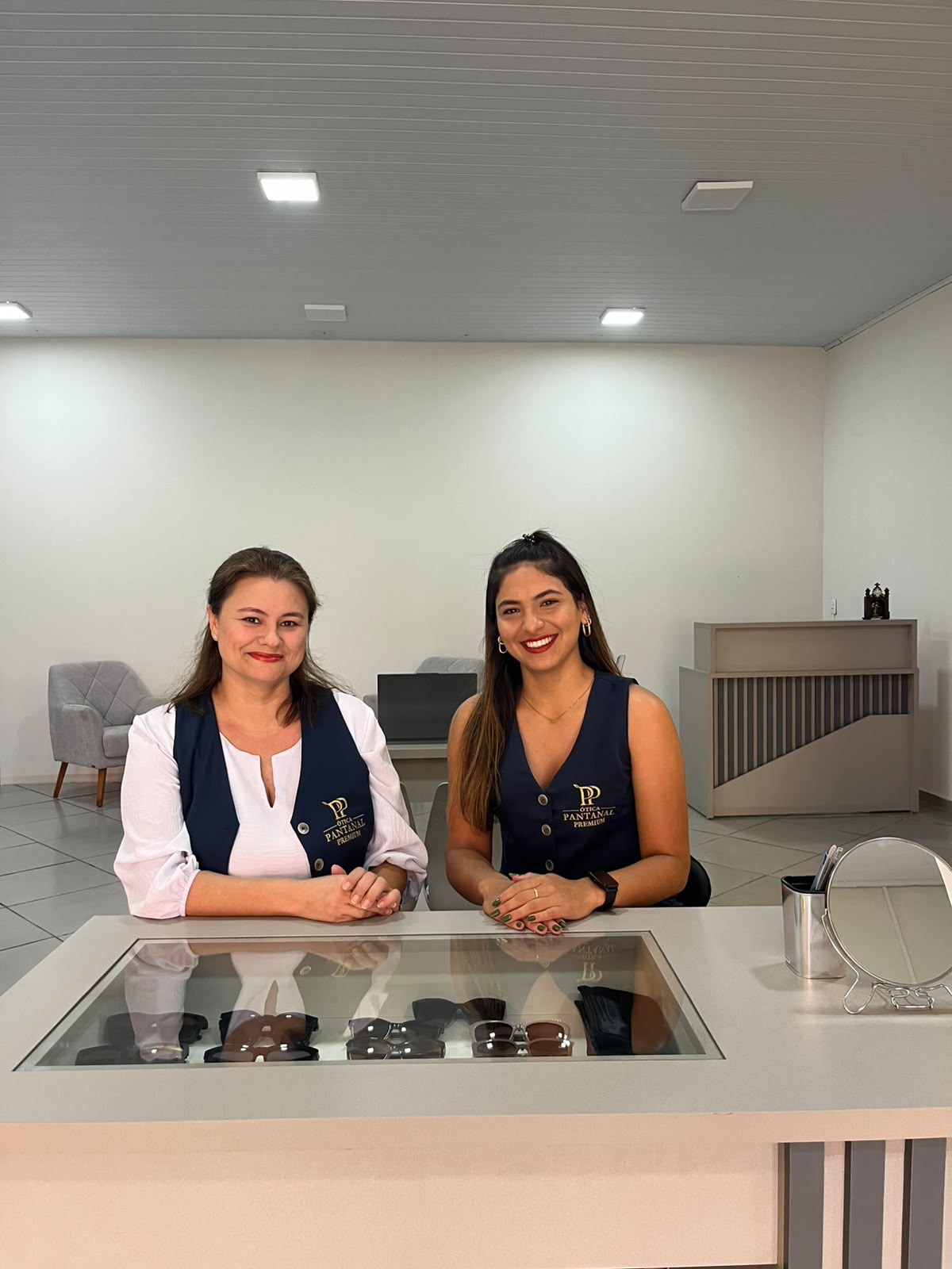Tatianne Mascarenhas Gomes e Ana Carolina Dias no atendimento da Ótica Pantanal Premium